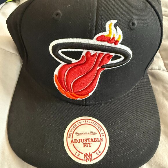 Mitchell & Ness Miami Heat Adjustable Fit Cap - Black - Picture 1 of 1